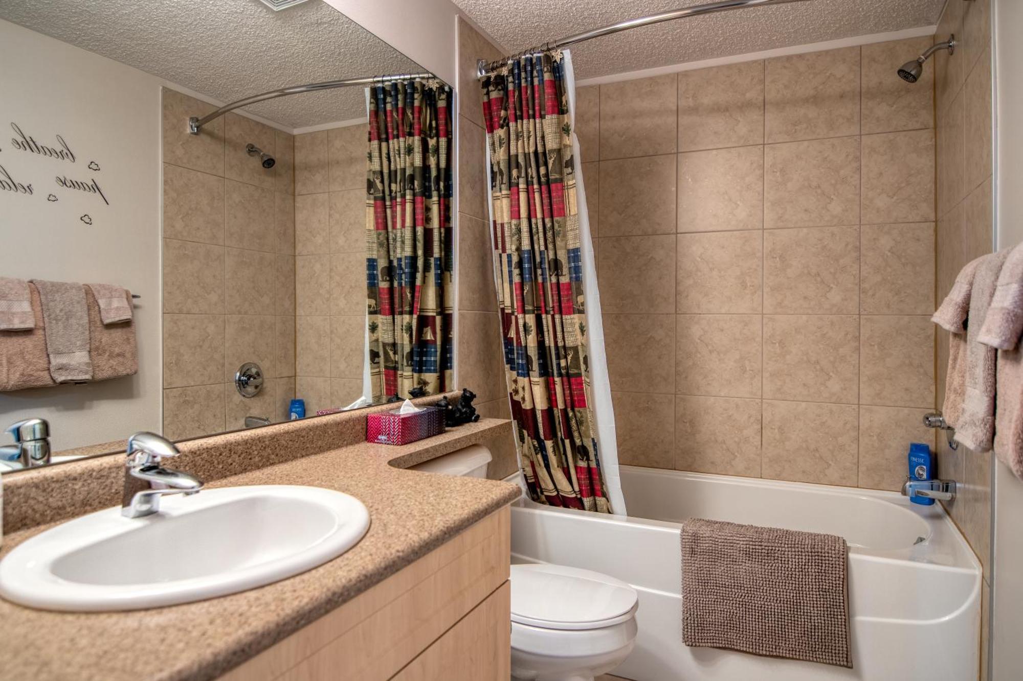 Mountain Getaway Condo - 5 Min Walk To The Beach! Invermere Exterior photo